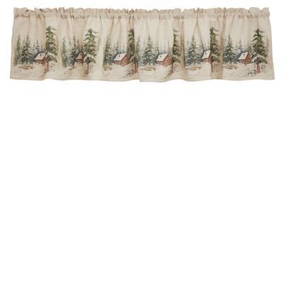 Winter Breeze gardinkappa 45x250 cm med måleriskt vintermotiv av röda stugor och snötäckta granar, med rynkad upphängning och dekorativt rynkhuvud.