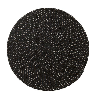 Rund svart flätad bordstablett med små naturfärgade stygn i spiral