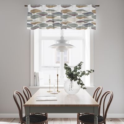 Gardinkappa i köksfönster med ett retroinspirerat bladmönster i mjuka, dämpade toner av mörkt turkos, grått, beige, ockra och plommon