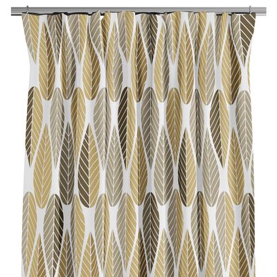 Blader guld gardin upphängd på gardinstång med stora blad i guld, beige och bruna toner på ljus botten.