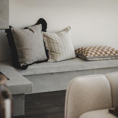 Velora svart kuddfodral i ljus soffa med andra dekorativa kuddar