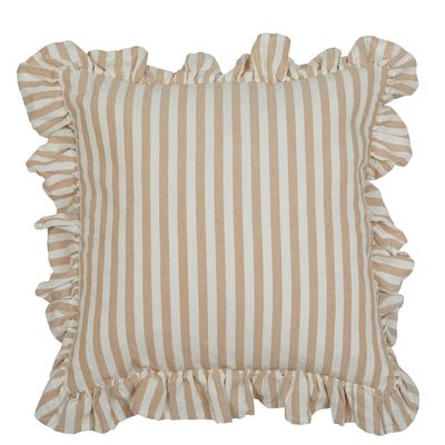 Svea sand randigt kuddfodral med volang från Fondaco, smala sandbeige och ljusa ränder med volang
