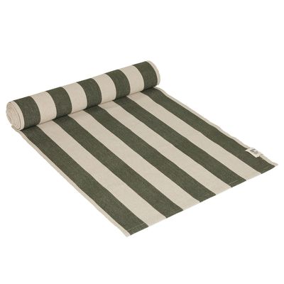 Amalia grön bordslöpare i bomull, 40x140 cm, med 4,5 cm breda blockränder i dovt grönt och naturvitt samt en strukturerad ripsväv.
