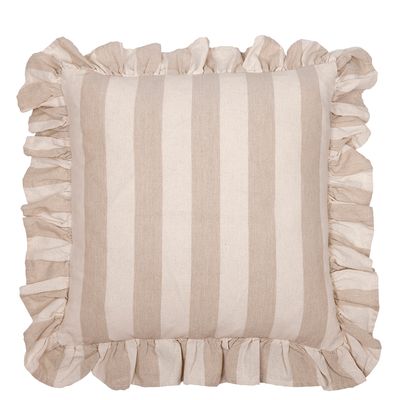 Amalia beige randigt kuddfodral med volang från Fondaco, breda beige och ljusa blockränder med volang