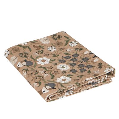 Julefrid grön julmönstrad duk från Fondaco med beige botten, gröna blad, blommor och ekorrar i kantbården