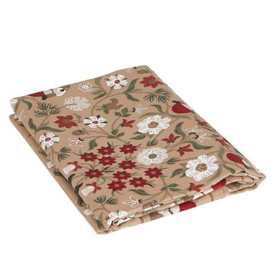 Julefrid röd julmönstrad duk från Fondaco med beige botten, röda blommor, gröna blad och ekorrar i kantbården