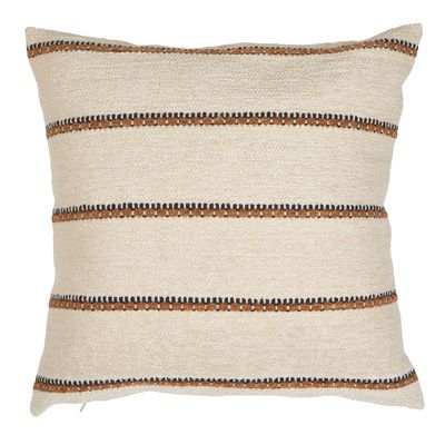 Paul beige kuddfodral 50x50 cm i ljust beige med påsydda och broderade ränder i bruna och mörka toner.
