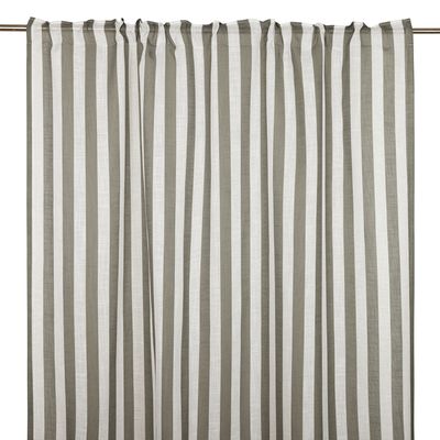 Disa oliv gardin med 3 cm breda vertikala ränder i oliv och vitt, upphängd i mjuka veck på gardinstång.