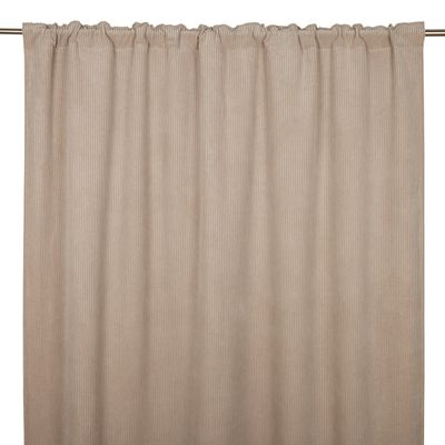 Owen beige gardin med mjuk manchesterstruktur och veckat fall på gardinstång.