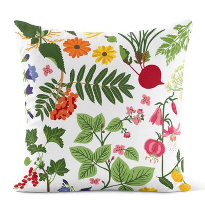 Hedemora multi kuddfodral med färgstarkt botaniskt mönster av blommor, gröna blad, bär och grönsaker på ljus botten