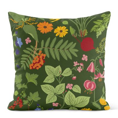 Hedemora grön kuddfodral 47x47cm med färgstarkt mönster av blommor, blad, bär och grönsaker på grön botten.