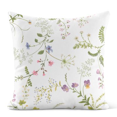 Kuddfodral i offwhite med små blommor och gröna slingrande blad i rosa, lila och gröna toner.