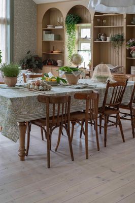 Dante grön bordsduk med blomstermönster i bomull 145x300cm