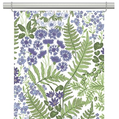 Närbild på panelgardiner med blå och lila blommor samt gröna blad mot ljus botten