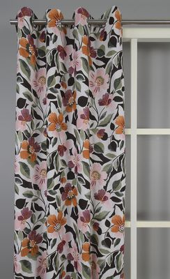 Blommiga gardiner i färgerna, rosa, orange, lila och grönt och ger en fin kontrast till den vita bakgrunden.