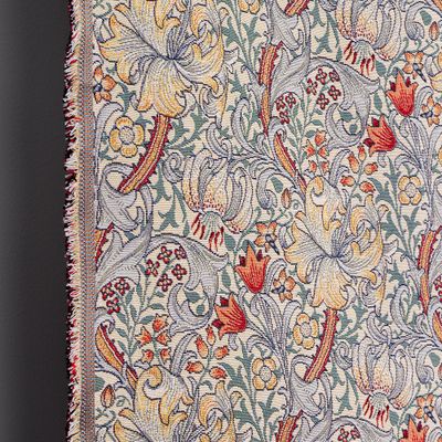 Detaljbild av Verdelis beige–ljusblå gobeläng som visar vävstruktur och tygkant.