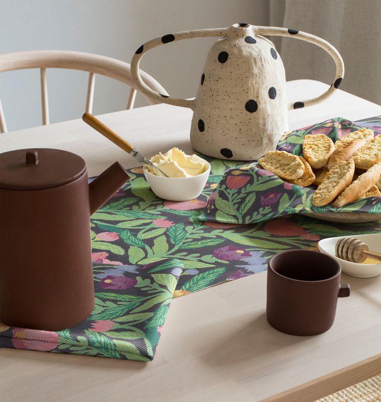 Härligt färgglad och ekologisk bordslöpare Tulpanhjärtan, svensk design som är GOTS-märkt för miljövänlig heminredning.