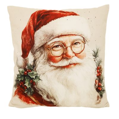 Tomtefar kuddfodral i sammet med digitaltryckt julmotiv av tomtefar med röd luva, glasögon, vitt skägg, gröna blad och röda bär.
