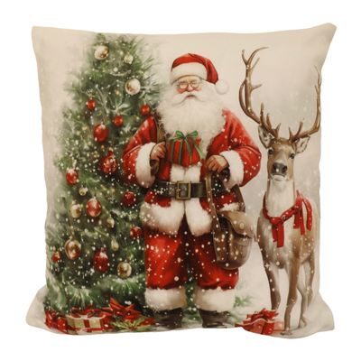 Tomtegran kuddfodral i sammet 45x45 cm med digitaltryckt julmotiv av tomte, ren, pyntad julgran, snö och julklappar.