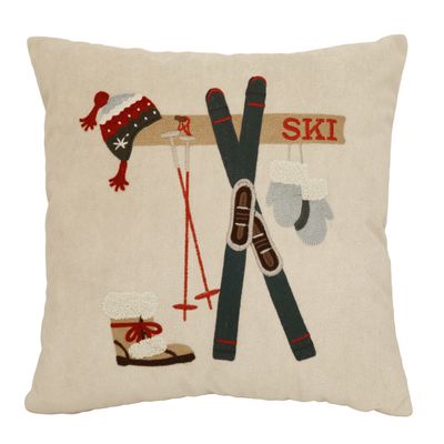 Skipark kuddfodral 45x45 cm i mjuk teddy-kvalité med broderade skidor, stavar, pjäxor, mössa och vantar.
