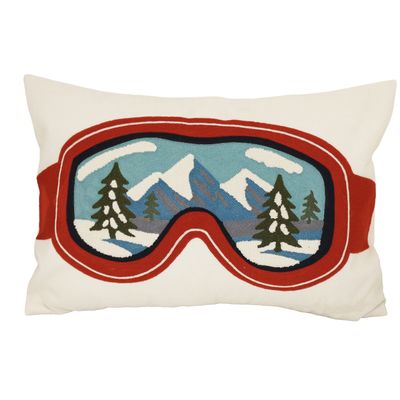Goggles kuddfodral 40x60 cm med broderade röda skidglasögon, snötäckta berg och granar på ljus botten.