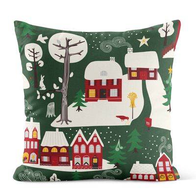 Vintertid grön kuddfodral 47x47cm med röda hus, snötäckta tak, granar, träd, fåglar och stjärnor mot mörkgrön bakgrund.
