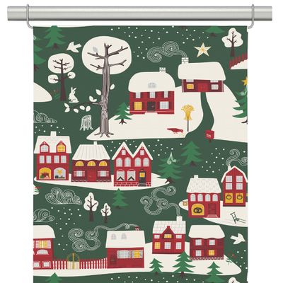 Vintertid grön panelgardin med mörkgrön botten och vintermotiv med röda hus, snö, granar, träd, fåglar och gula detaljer.