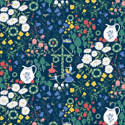 Mönsterdetalj Midsommardans blå tygpåse av midsommarstång, dansande figurer, svenska flaggor och sommarblommor på mörkblå bakgrund.