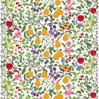 Williamspäron multi gardintyg från Arvidssons Textil med päron, äpplen, plommon, bär, blommor och gröna blad på ljus botten.