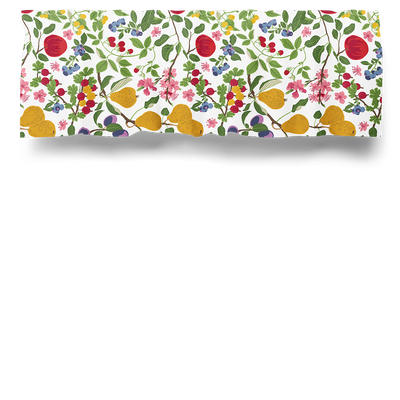 Williamspäron multi gardinkappa metervara med färgstarkt mönster av päron, bär, blommor, blad och grenar på ljus botten.