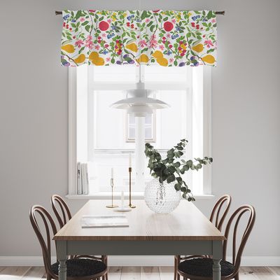 Williamspäron multi gardinkappa med päron, bär, blommor och gröna blad upphängd i ett ljust köksfönster ovanför matbord.