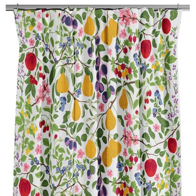 Williamspäron multi gardin med färgstarkt mönster av päron, plommon, bär, blommor och gröna blad på vit botten.