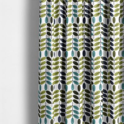 Bladiblad grön gardintyg från Arvidssons Textil upphängt som gardin med grafiskt bladmönster i grönt, turkos och mörkblått.
