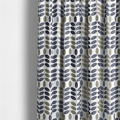 Bladiblad blå gardintyg från Arvidssons Textil upphängt som gardin med grafiskt bladmönster i blå, grå och dämpade toner i beige