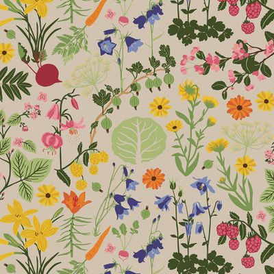 Närbild på Hedemora culla multi gardintyg från Arvidssons Textil med färgstarkt mönster av blommor, bär, blad och grönsaker på linnefärgad botten.
