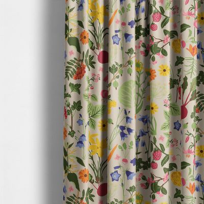 Hedemora culla multi från Arvidssons Textil upphängt som gardin med blommor, blad, bär och grönsaker i flera färger på linnefärgad botten.