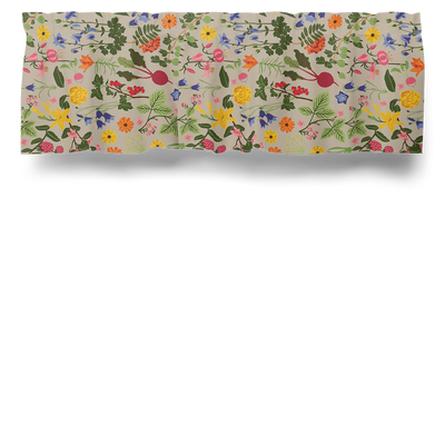Hedemora culla multi gardinkappa i metervara med färgstarkt mönster av blommor, blad, bär och grönsaker på beige botten.