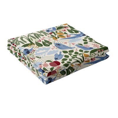 Hopvikt bordsduk med fåglar, blad, blommor och bär i blå, gröna och röda toner mot ljus botten.