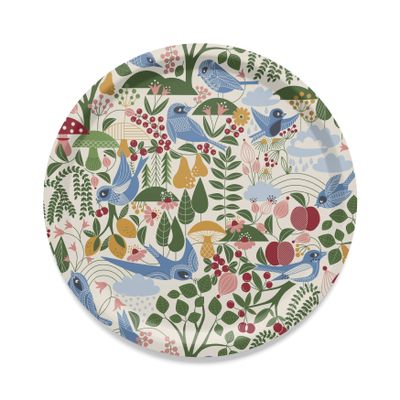 Fågel blå multi stor rund bricka Ø38 cm med blå fåglar, gröna blad, blommor, bär, svampar och moln, formgiven av Edholm Ullenius.