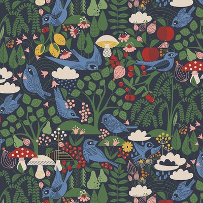 Närbild på Fågel blå-mörkblå gardintyg från Arvidssons Textil med blå fåglar, gröna blad, bär, blommor och svampar mot mörkblå botten.