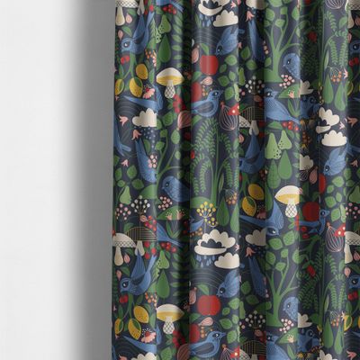 Fågel blå-mörkblå från Arvidssons Textil upphängt som gardin med blå fåglar och grön växtlighet mot mörkblå botten