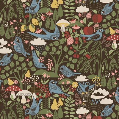 Närbild på Fågel blå-brun gardintyg från Arvidssons Textil med blå fåglar, gröna blad, bär, blommor och svampar mot brun botten.