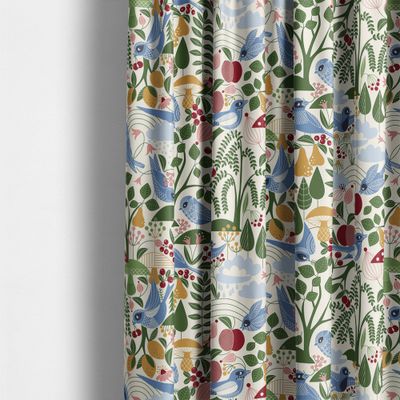Fågel blå-ljusblå från Arvidssons Textil upphängt som gardiner med blå fåglar och färgstarkt mönster av träd, blad, blommor, bär och svampar.