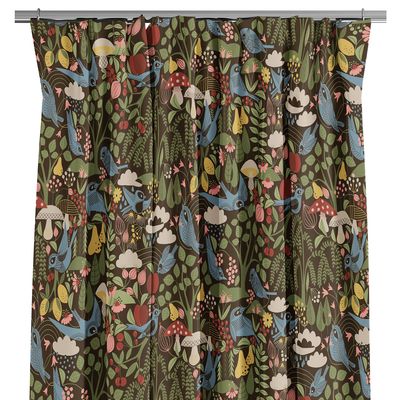 Fågel blå brun gardin med blå fåglar, gröna blad, blommor, bär och svampar mot mörkbrun botten