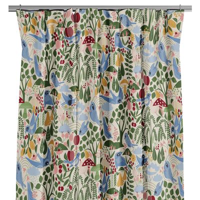 Fågel blå multi gardin med blå fåglar, gröna blad, bär, blommor, svampar och frukter på ljus botten.