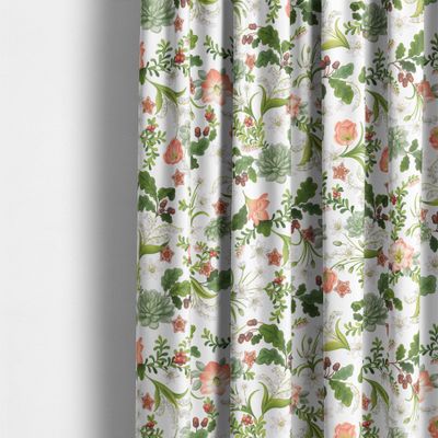 Liljebacken från Arvidssons Textil upphängt som gardin med gröna blad, blommor, bär, ekollon och små pepparkaksstjärnor.