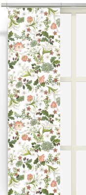 Liljebacken grön panelgardin upphängd vid ett fönster med rosa blommor, gröna blad, bär, ekollon och pepparkaksstjärnor på vit botten.