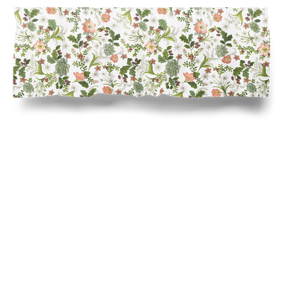 Liljebacken grön gardinkappa på metervara med botaniskt mönster av gröna blad, blommor, bär och kvistar på ljus botten.