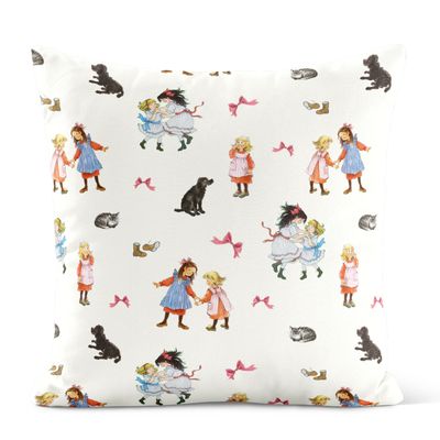 Madicken naturvit kuddfodral 47 x 47 cm med mönster av barn, katter och rosa rosetter från Astrid Lindgrens böcker om Madicken, illustrerade av Ilon Wikland.