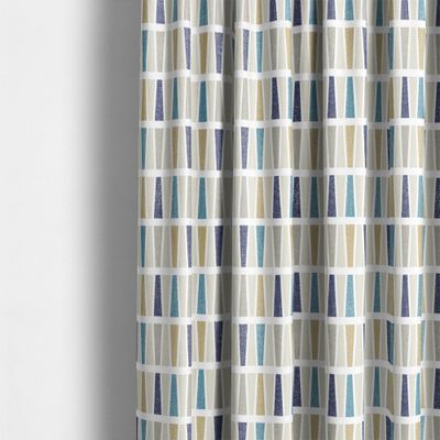 Raster blå från Arvidssons Textil upphängt som gardin med geometriskt mönster i blå, turkosa, beige och grå nyanser.